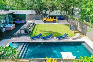 A heated pool - MiMo Luxe Heated Pool/Hot Tub/Private Parking
 (Miami)