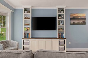 Smart TV, lettore DVD, tavolo da calcetto, libri