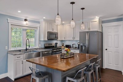 Mountain home w/ gym, game room & theater space