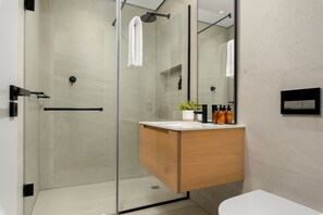 Shower, hair dryer, towels, soap - Luxe Green Point Apartment , Balcony , Pool (Cape Town)