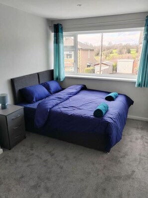3 habitaciones, tabla de planchar con plancha, wifi y ropa de cama 
