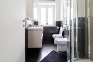 Douche, sèche-cheveux, bidet, serviettes fournies