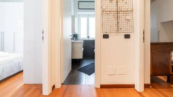 2 habitaciones, escritorio, tabla de planchar con plancha y wifi