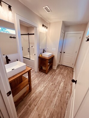 Ducha, secador de pelo, toallas