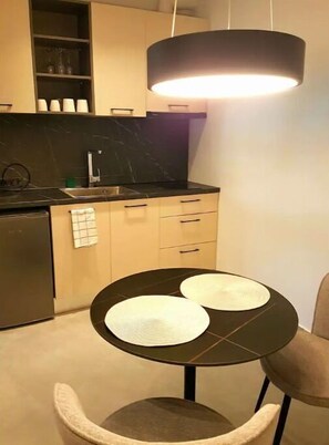 Kühlschrank, Herdplatte, Wasserkocher mit Kaffee-/Teezubehör