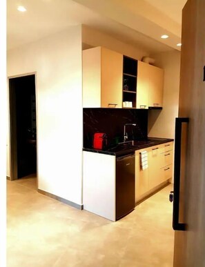 Fridge, stovetop, coffee/tea maker, electric kettle