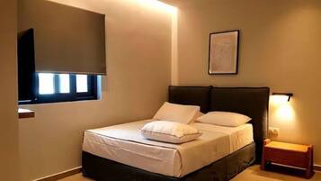 1 dormitorio, caja fuerte, escritorio y tabla de planchar con plancha