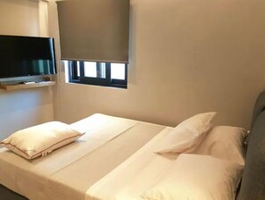 1 Schlafzimmer, Zimmersafe, Schreibtisch, Bügeleisen/Bügelbrett