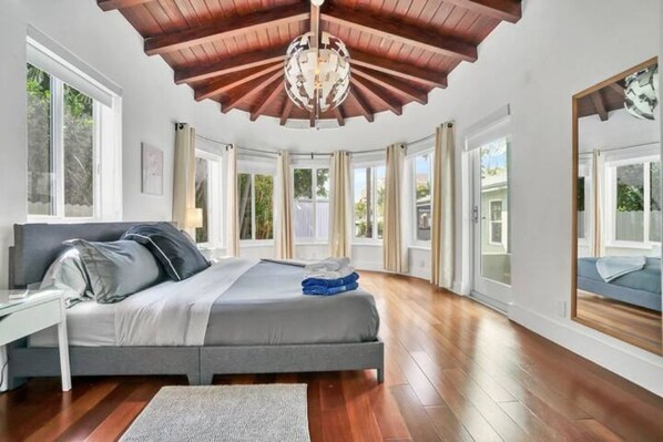 4 bedrooms, WiFi, bed sheets - Riverfront Oasis Heated Pool/Great Outdoor Space
 (Miami)