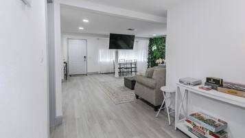 Een smart-tv en een printer