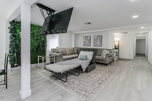 Smart TV, printers - Spacious Retreat for the whole family, Pet-Friendly, Near Downtown! (Fort Myers)