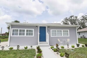 Exterior - Spacious Retreat for the whole family, Pet-Friendly, Near Downtown! (Fort Myers)