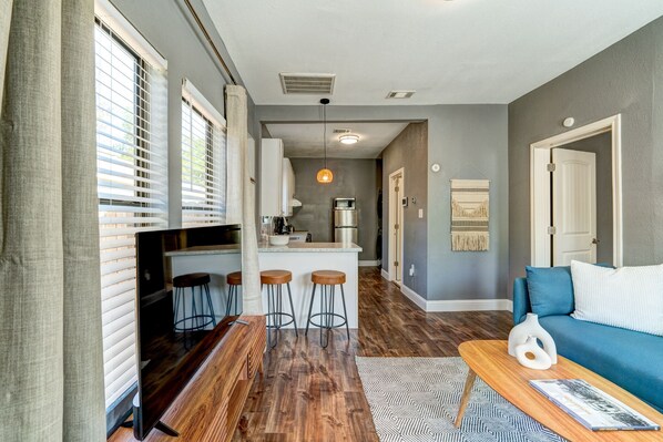 Smart TV - Luxury Accommodations in Central HTX at an Affordable Price (Houston)