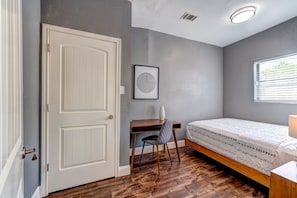1 bedroom, desk, iron/ironing board, WiFi - Luxury Accommodations in Central HTX at an Affordable Price (Houston)