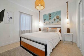 4 bedrooms, WiFi - BoHo Bungalow Heated Pool/Private Backyard & Patio
 (Miami)