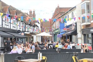 Outdoor dining - Kingston 2 beds with balcony (Kingston upon Thames)