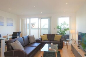 Smart TV - Kingston 2 beds with balcony (Kingston upon Thames)