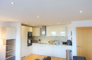 Jääkaappi, mikroaaltouuni, uuni, astianpesukone