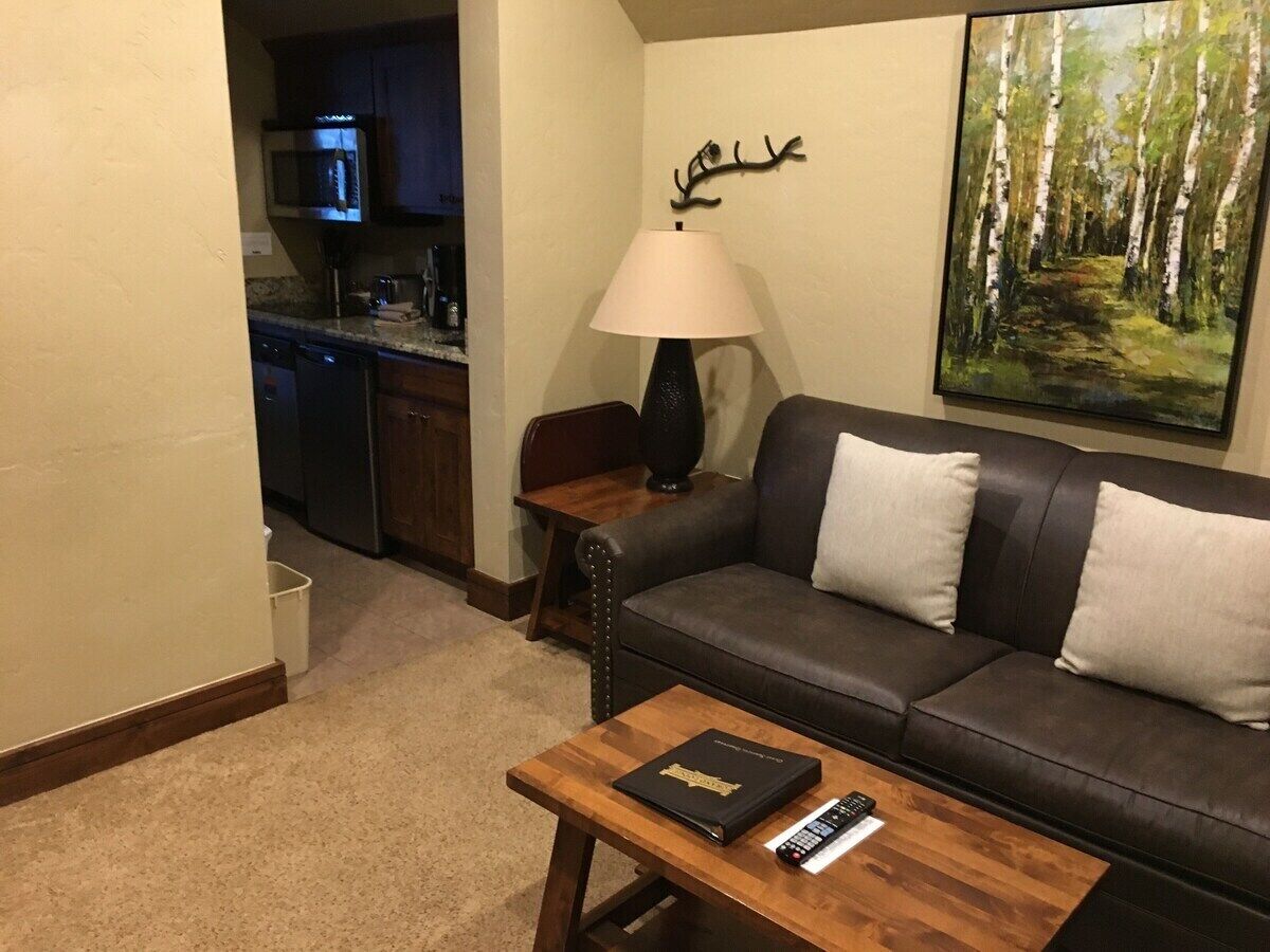 Grand Lodge on Peak 7 Ski in / Ski Out 3/24 - 3/31 2024 1 BR Suite