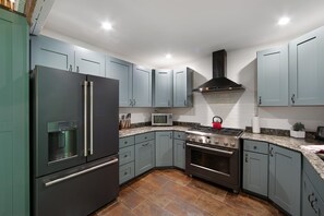 Frigorifero, microonde, forno, piano cottura