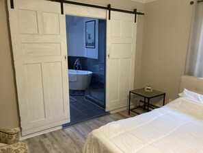 3 bedrooms, iron/ironing board, WiFi, bed sheets - Newly renovated downtown vacation rental.......location, location, location!!!! (Alexandria Bay)