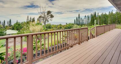 Hawaiian Retreat w/ Ocean Views in Captain Cook!