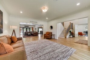 Interior - Contemporary Modern Texas Retreat (Carrollton)