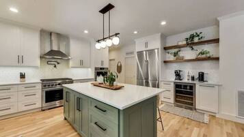 Refrigerador, microondas, horno y parrilla de estufa