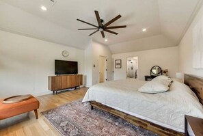 5 bedrooms, desk, iron/ironing board, free WiFi