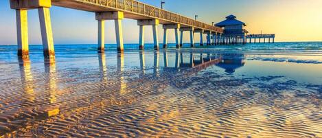 Un muelle que se adentra en el agua, con un edificio al final.