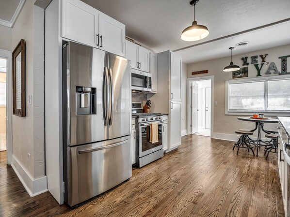 Fridge, microwave, oven, stovetop - Casa del Paseo - Stunning 3 Br Charmer near Paseo
(Oklahoma City)