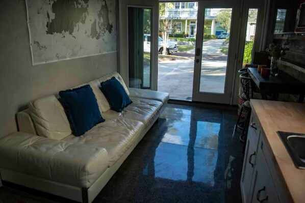 Living area - Thornton Park Loft Studio (Orlando)