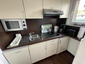 ثلاجة، ميكروويف، موقد طهي مسطح، غسالة أطباق