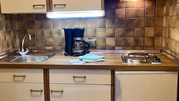 Kühlschrank, Mikrowelle, Herdplatte, Wasserkocher mit Kaffee-/Teezubehör