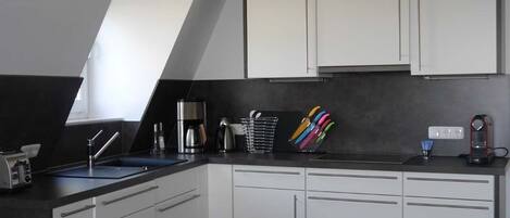 Kühlschrank, Mikrowelle, Ofen, Herdplatte