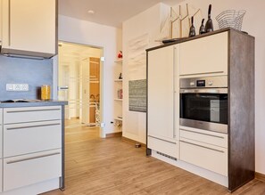 Fridge, microwave, oven, stovetop - Düne 1, Ferienwohnung 12 (Cuxhaven)