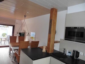 Kühlschrank, Mikrowelle, Herdplatte, Geschirrspüler