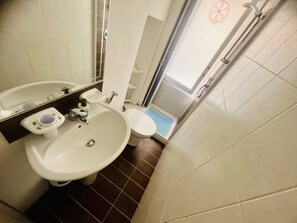 Regadera, bidet, toallas, jabón 