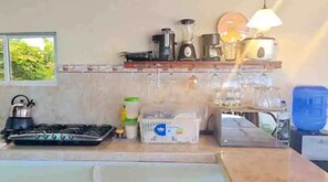 Coffee/tea maker, toaster, cookware/dishes/utensils, lobster pot - Casa Monarca (Pedernales)