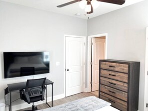 4 Schlafzimmer, Schreibtisch, Bügeleisen/Bügelbrett, kostenloses WLAN