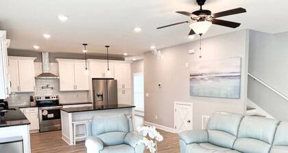 Luxury 4B/4.5b Home, EV Charger, deck by MCG #3