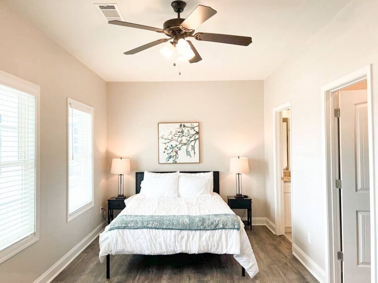 4 habitaciones, escritorio, tabla de planchar con plancha y wifi gratis 