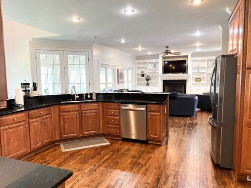 Large 5B/3.5b home with 6 gel foam beds Genetix 14