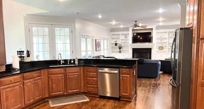 Large 5B/3.5b home with 6 gel foam beds Genetix 14