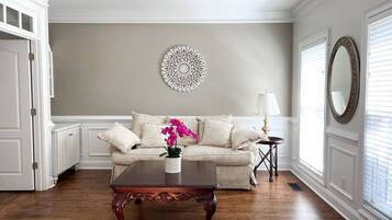 Televisión, chimenea, mesa de ping pong, libros