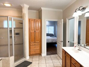5 bedrooms, desk, iron/ironing board, travel cot