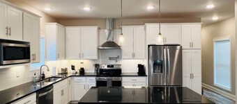 Luxury Medical District Home, EV Charger, Gated #6