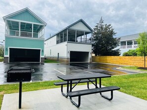 Outdoor dining - Luxury Medical District Home, EV Charger, Gated #6 (Augusta)