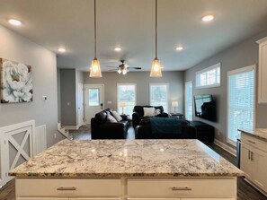 Smart TV - Luxury Medical District Home, EV Charger, Gated #7 (Augusta)