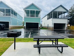 Outdoor dining - Luxury Medical District Home, EV Charger, Gated #7 (Augusta)